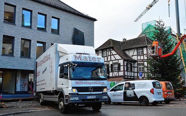 Seit Montag zog die Stadtverwaltung zurück ins Rathaus. Lastwagenweise wurde das Inventar von der Schlossscheuer herübergeschafft.