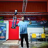 Christian Schmid strahlte als Darts-Champion und freute sich über den tollen Wanderpokal. Foto: Wilfried Koch
