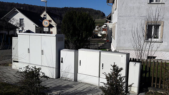 In Hondingen liegt das Glasfaserkabel bisher zu diesem Verteilerkasten bei der Abzweigung der Straße Im Unterdorf und einem zweiten ...