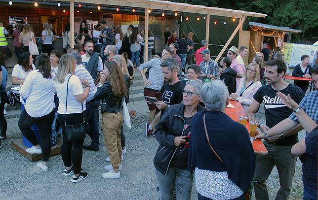 Schon vor dem Einbruch der Dunkelheit füllten sich das Gelände am Sportplatz von Rengetsweiler mit Publikum. Beim Open Air in ...
