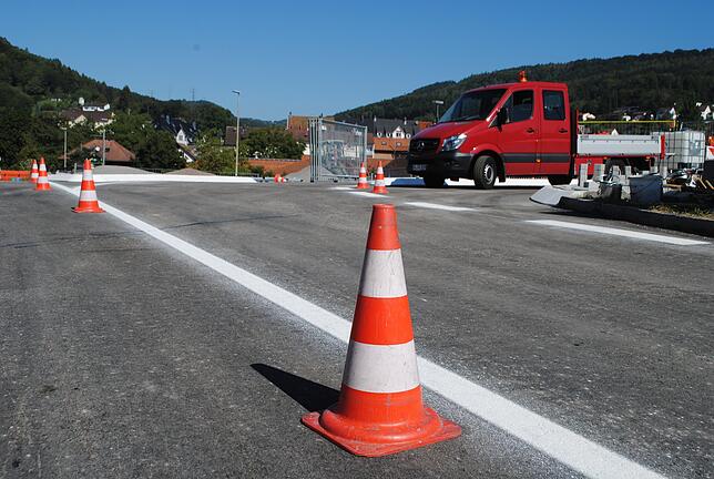 Die Fahrbahnmarkieren sind bereits aufgebracht.