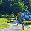 Oberhalb des Bergstraße-Kreisverkehrs (links) soll das Ferienresort Sonnenbühl entstehen. Anwohner und Bauherren im benachbarten Haiden ...