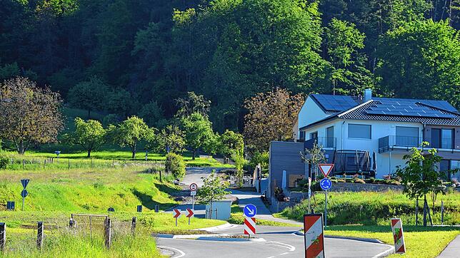 Oberhalb des Bergstraße-Kreisverkehrs (links) soll das Ferienresort Sonnenbühl entstehen. Anwohner und Bauherren im benachbarten Haiden ...