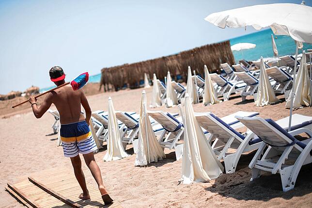 Ein Mann an einem Strand in Antalya. Teilweise gilt in der Türkei selbst hier Maskenpflicht.