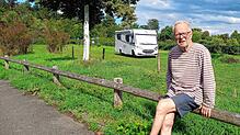 Ulrich Häusler, Anwohner der Straße zum Torkel in Petershausen-Ost, ist nicht begeistert darüber, dass ab sofort auf dem ...