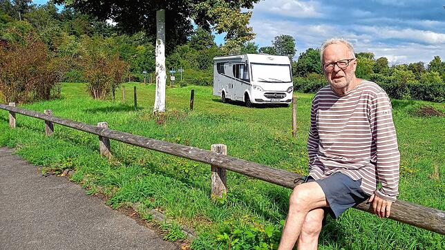 Ulrich Häusler, Anwohner der Straße zum Torkel in Petershausen-Ost, ist nicht begeistert darüber, dass ab sofort auf dem ...