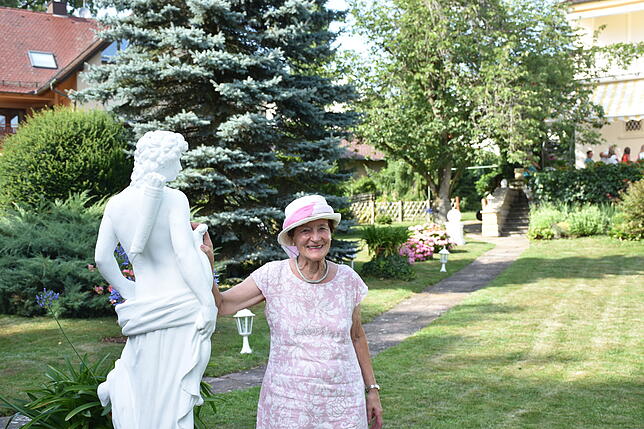 Elke Bittrich neben der Apollon-Statue in ihrem Garten. Einen Nachmittag lang konnten ihre Gäste auf 1800 Quadratmetern in ...