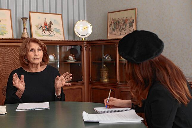Senta Berger im Interview auf der Insel Mainau, rechts Politikredakteurin Elisa-Madeleine Glöckner.