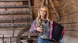 Melissa Naschenweng spielt die steirische Harmonika schon, seit sie sechs Jahre alt war.