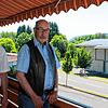 Rainer Kiefer (links) und Ewald Grundler können vom Balkon des Hauptgebäudes in Espasingen auf die neuen Photovoltaik-Flächen der ...