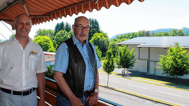 Rainer Kiefer (links) und Ewald Grundler können vom Balkon des Hauptgebäudes in Espasingen auf die neuen Photovoltaik-Flächen der ...