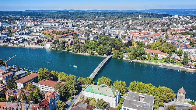 Konstanzer Häuser sind meist sehr teuer: Blick auf die Fahrradbrücke und Teile von Paradies (vorn) und Petershausen.