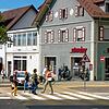So soll es sein: Das Auto steht, während Fußgänger die Straße Am Stadtgraben überqueren. Alles komplett ohne Ampeln, nachdem die ...