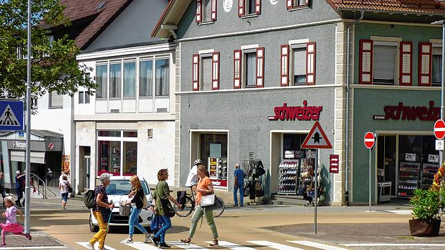 So soll es sein: Das Auto steht, während Fußgänger die Straße Am Stadtgraben überqueren. Alles komplett ohne Ampeln, nachdem die ...