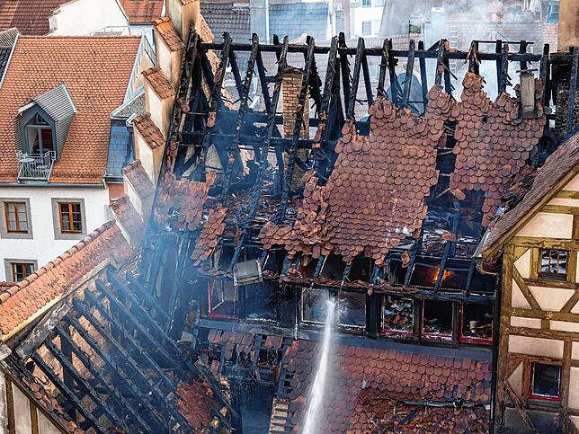 Bild 24: Nach dem Großbrand in Konstanz: Der Einsatz geht in seine zweite Nacht