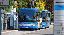 Der Move-Verkehrsbund verbindet die Landkreise Schwarzwald-Baar, Rottweil und Tuttlingen. Hier zwei Busse im Juli 2023 am Donaueschinger ...