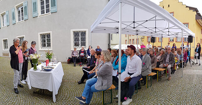 Zahlreiche Intressierte: Rund 60 Teilnehmer, darunter der Musiker Max Mutzke (im Vordergrund rechts, weißes Hemd und Hut) beteiligten ...