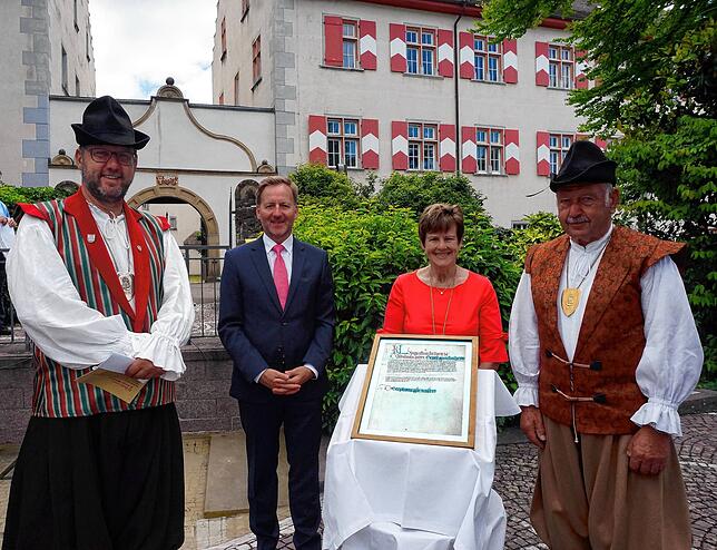 Mit Ursprung: Zunftmeister Ralf Siebold (von links, Bürger- und Narrenzunft Tiengen), Oberbürgermeister Philipp Frank, Christa Bader ...