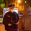 Polizisten laufen in der Nacht in Dresden Streife und kontrollieren die Einhaltung der Ausgangssperre.