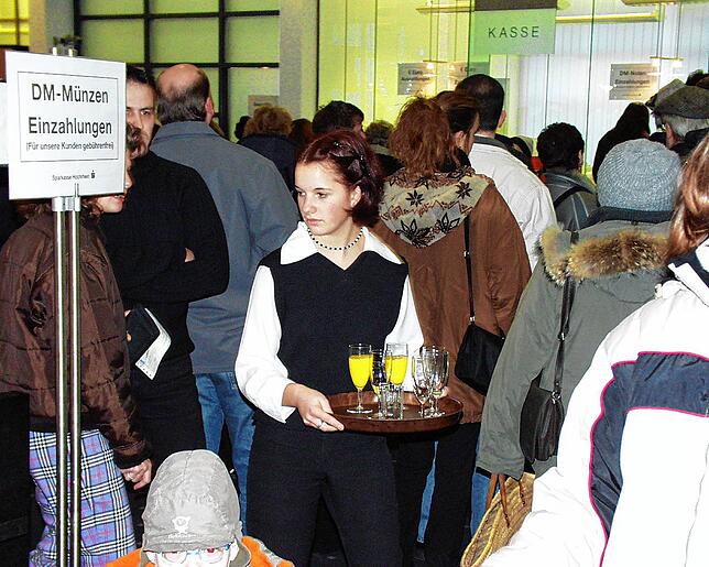 Großer Andrang: In der Sparkassen-Filiale in ad Säckingen gab es für die Kunden anlässlich der Euro-Einführung ein Glas Sekt (Archivbild ...