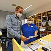 Maximilian Bosch, Verantwortlicher für das Belegungsmanagement im Krankenhaus, und Kollegin Heike Schöllhorn beim analogen Arbeiten: Die ...