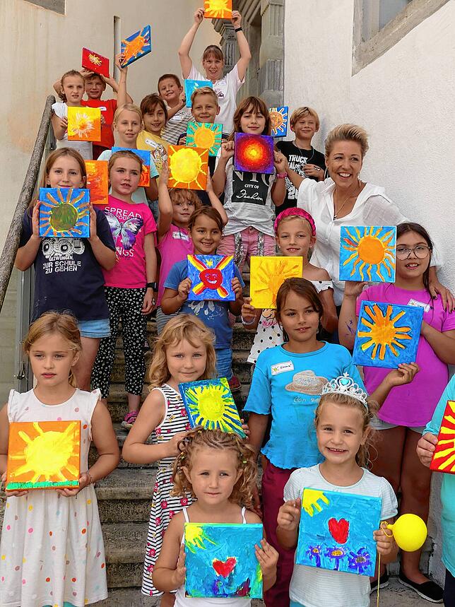Viele Sonnen strahlen von der Schlosstreppe, mittendrin Alexandra Hofmann.