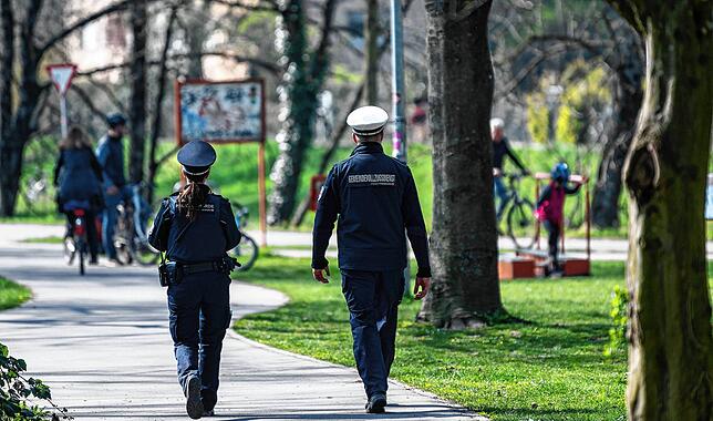 Treffen von Gruppen mit mehr als zwei Personen sind verboten. Der Gemeindevollzugsdienst in Freiburg kontrolliert.