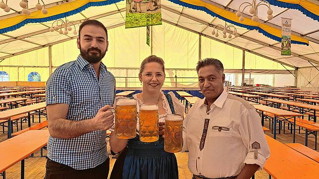 Das Organisationsteam bestehend aus True Etoyan, Jasminka Hund und Naveed Malik freut sich auf das erste Oktoberfest in Friedrichshafen.
