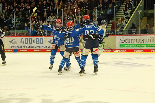 Bild 16: Fans, fliegende Fäuste und Feiern &ndash; Bilder vom 5:1 der Wild Wings gegen Straubing