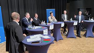 Die Kandidaten und Moderatoren bei der Südkurier-Wahlarena am 22. Januar in der Markdorfer Stadthalle. Von links: Andreas Ambrosius ...