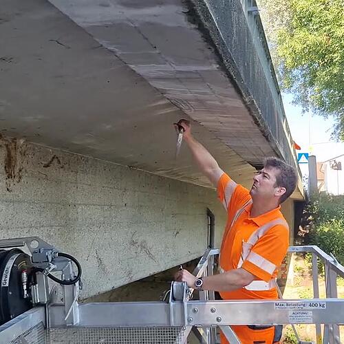 Experten prüfen die Brücken