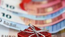 Für viele Beschäftigte ist jetzt schon Bescherung. Sie können sich über Weihnachtsgeld freuen. Foto: Jens Kalaene