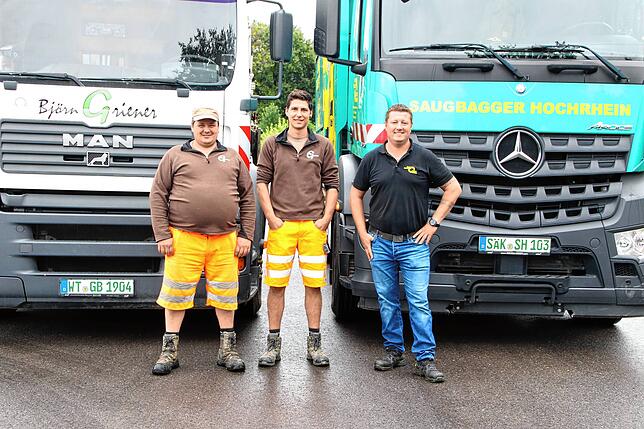 Mit ihren Lastern sind sie nach Ahrweiler gefahren und haben zwei Wochen lang mit einem Saugbagger und einem Kanalreinigungsgerät dabei ...