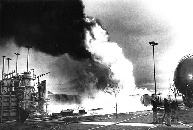 Die Uniform der Feuerwehrmänner zur Zeit des Spaltgaswerkbrandes am 23. Dezember 1967 in der May-Stromeyer-Straße ist bei Weitem nicht ...