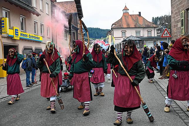 Stettener Stumpenhexen fegen die Hauptstraße in Tennenbronn.