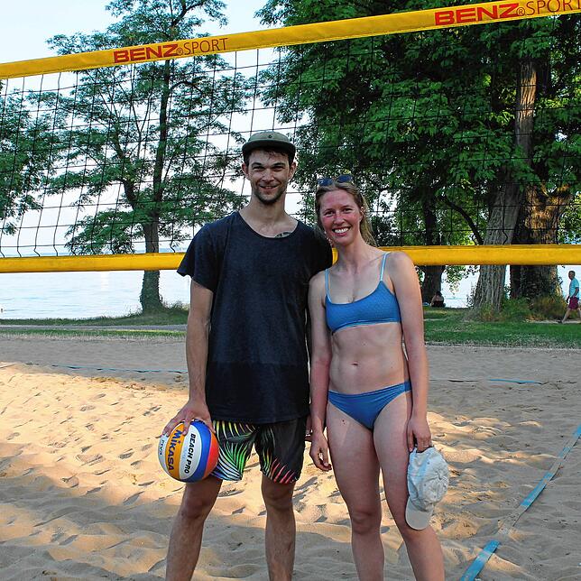 Julian Süß (30) und Leonie Schnell (27) finden Gleichgesinnte beim Beachvolleyball-Platz am Hörnle.