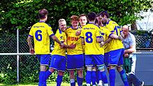 Mit dem 2:0 durch Marco Bernecker (Dritter, von links) über den FC Gutmadingen hat sich die SpVgg F.A.L. den Klassenerhalt in der ...