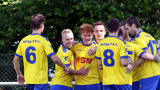 Marco Bernecker (Dritter, von links) traf gleich zweimal beim 5:1-Erfolg der SpVgg F.A.L. über den FC Öhningen-Gaienhofen.