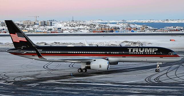 Die Boeing-Maschine mit Donald Trump Jr. an Bord steht auf dem Flughafen von in Nuuk.