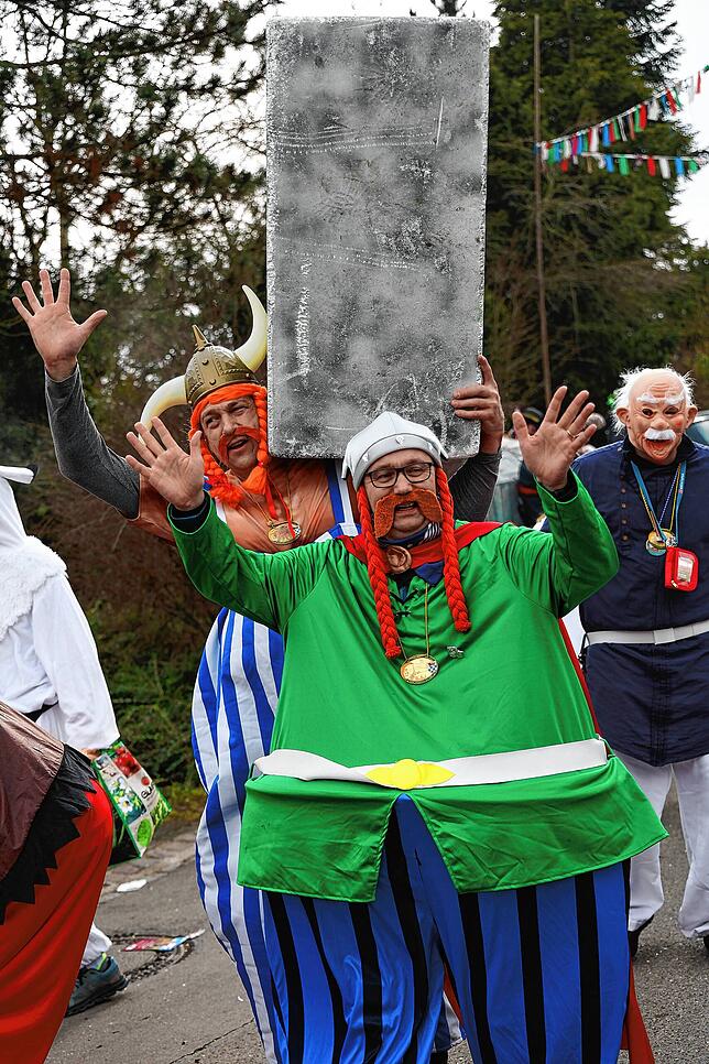 Bild 33: Fastnacht auf dem Schienerberg: Tausende feiern den Höriumzug mit kreativen Mottos