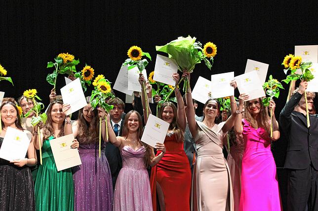 Hurra, das Abitur ist in der Tasche – darüber freuen sich 68 Schülerinnen und Schüler des Hochrhein-Gymnasiums Waldshut.