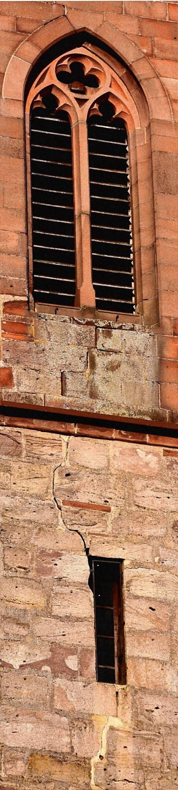 Auf dieser Aufnahme ist der Riss am Nordturm des Villinger Münsters gut erkennbar.