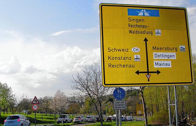 Am Ende von Wollmatingen geht es bei der Kreuzung mit der Westtangente geradeaus Richtung Waldsiedlung. Doch diese Landesstraße wird im ...