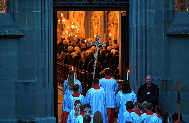 Die Ministranten betreten das Münster.
