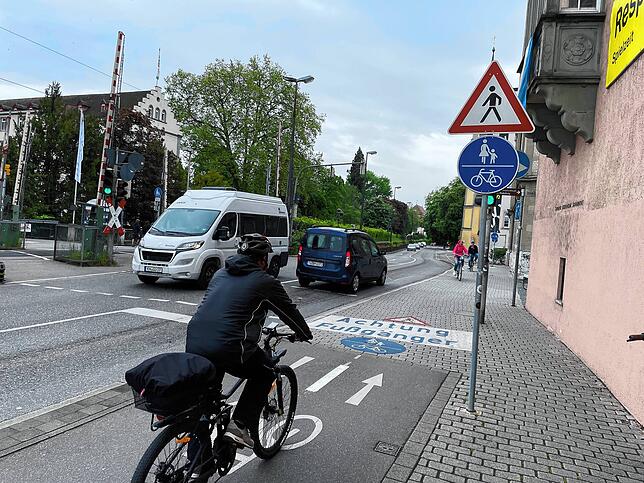 Hier in der Konzilstraße ist viel zu wenig Platz für Fußgänger und Radler in zwei Richtungen. Wie wäre es, wenn die Radler einfach auf ...