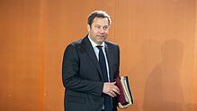 Finanzminister Lars Klingbeil hat seinen ersten Bundeshaushaltsentwurf vorgestellt und plant darin wieder größere Investitionen für das ...