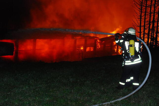 Feuerwehrleute bekämpfen den Brand beim Sägewerk Burgbacher in Peterzell 2011. Der Großbrand gehört zu den größten Einsätzen der St. ...