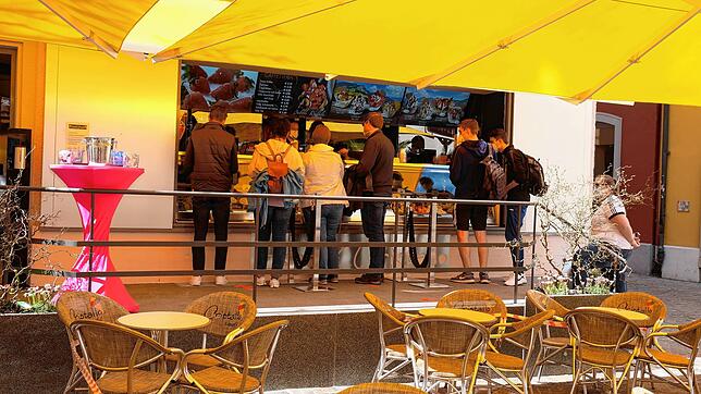 Kernstück der umfangreichen Umbaumaßnahmen ist die neue Eistheke, die fast doppelt so lang ist wie die alte. Damit ist ein besserer ...