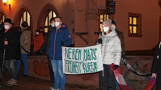 Eine Menschenkette bildet sich gegen die sogenannten Spaziergänger in Rottweils Innenstadt.