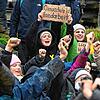 Luisa Neubauer (Mitte) protestiert am zweiten Tag der Räumung im von Klima-Aktivisten besetzten Braunkohleort Lützerath.